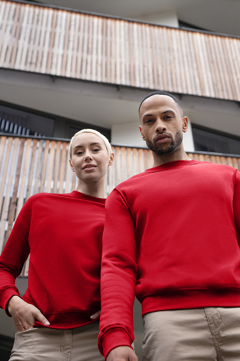 rot sweatshirt, crewneck, beide personen, khaki hose, modisches casual set