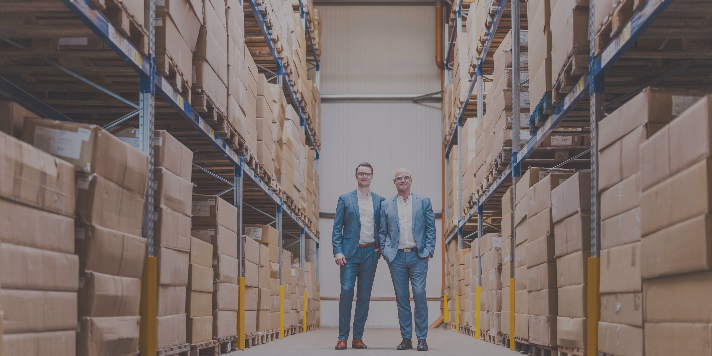 Gebäude, Lagerhaus, Brillen, Schuh, Person