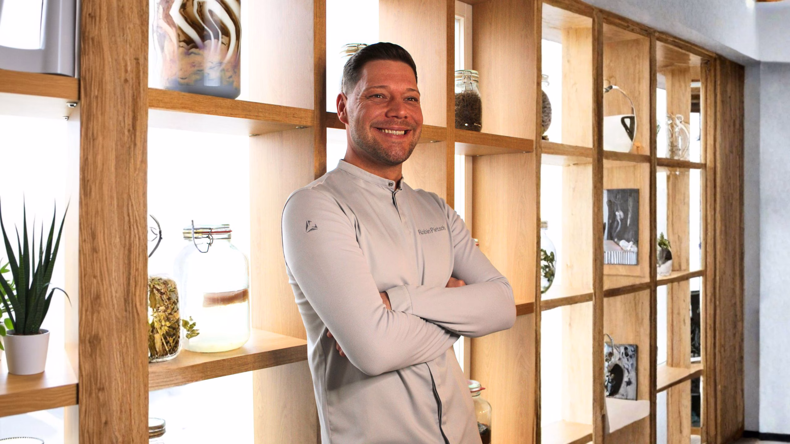 Mitarbeiter, Kleidung, Langarmshirt, Küchenstudio, Regalwand