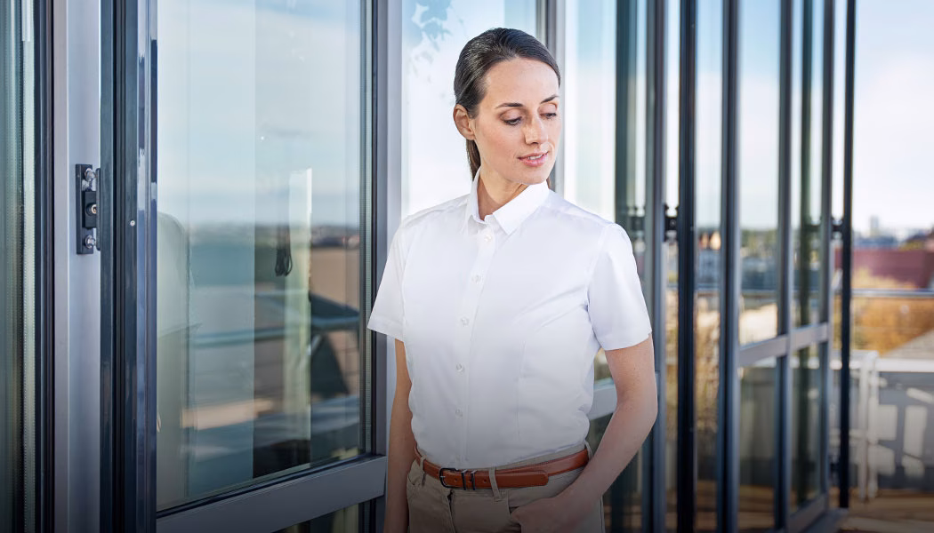 Bekleidung, Hemd, Tür, Kopf, Person