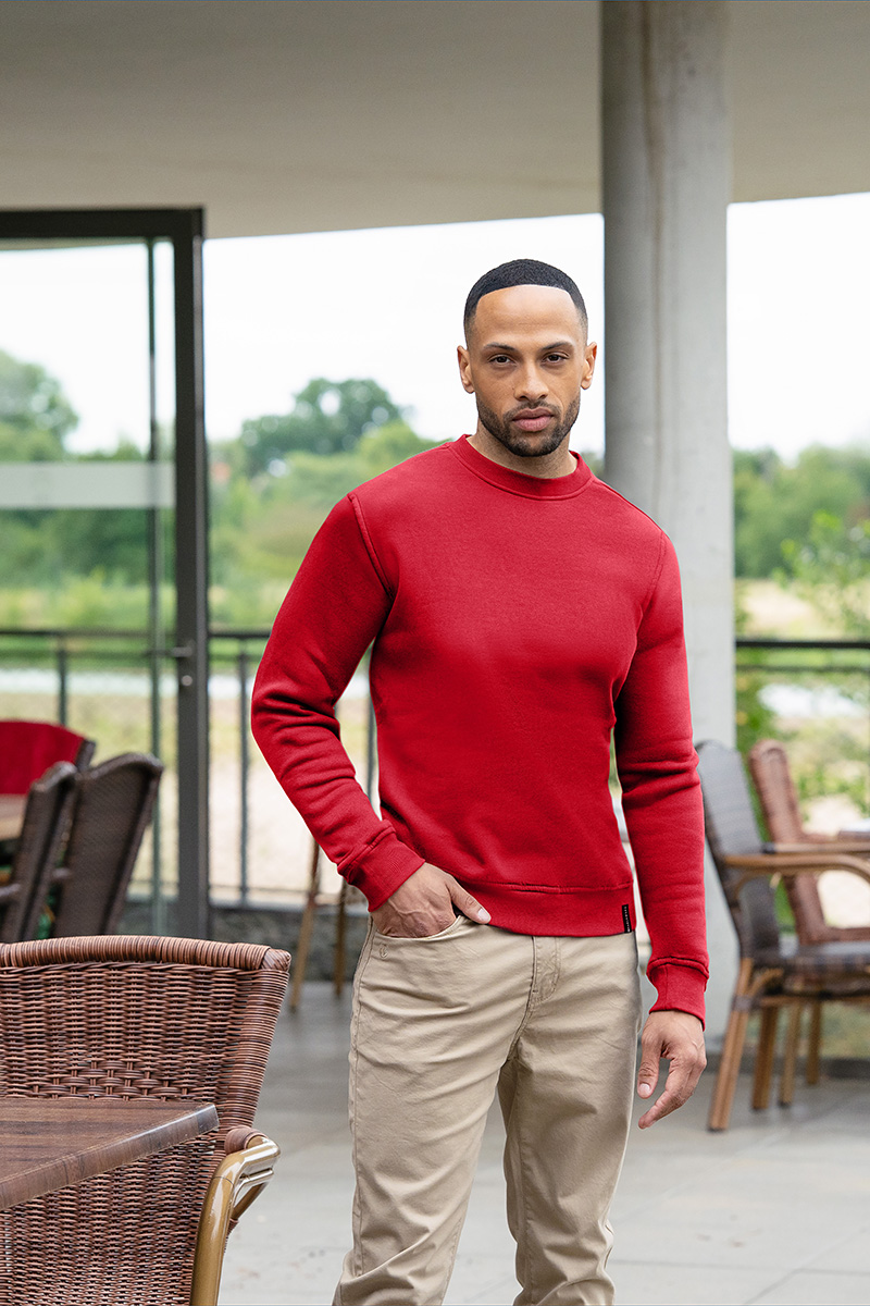 rotes Langarmshirt, Sweatshirt, Kragen Rundhals, Beige Hose, Rotes Oberteil