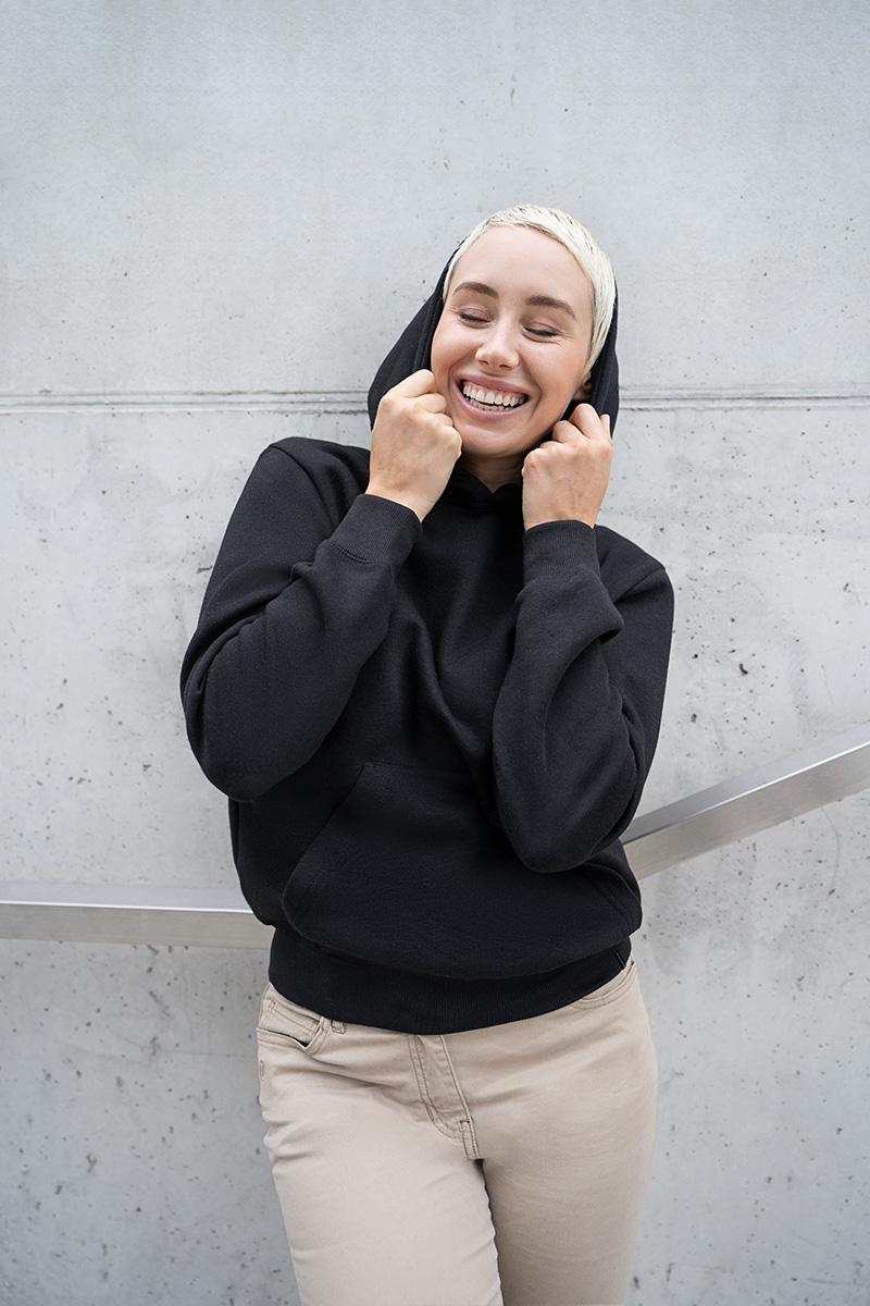 hoodie, schwarz, Sweatshirt, beige Hose, casual, Hoodie, Schwarz, Beige Hose, Kapuzenpullover, Casual Outfit,  Hoodie, schwarze hoodie, Hoodie mit Kapuze, beige Hosen, lässiges Outfit, Hoodie, Schwarz, Casual, Hoodie mit Kapuze, Beige Hose