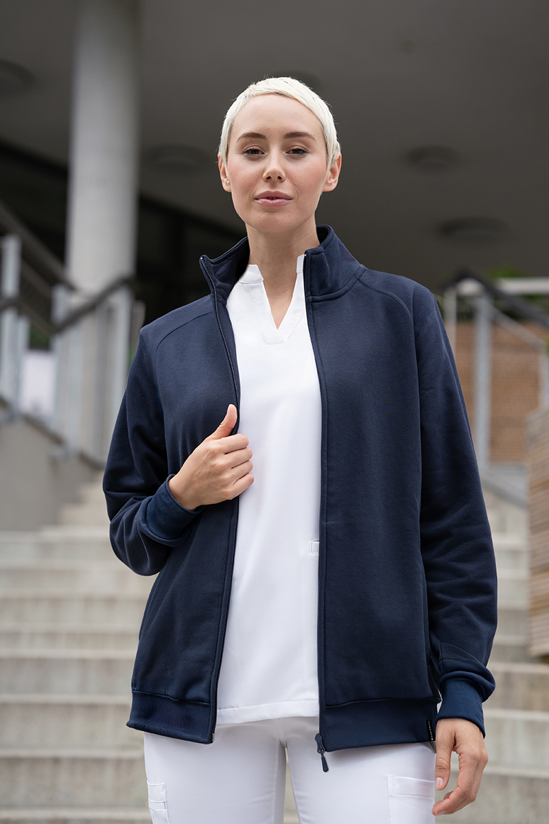 Navyblauer Mantel, Zipperjacke, Sportsjacke, Kragenhochgeschlossen, Weißes Oberteil, jacke, Reißverschluss, navy, Kragen, weißes Oberteil, jacke, fleecejacke, reissverschluss, navy, langarm