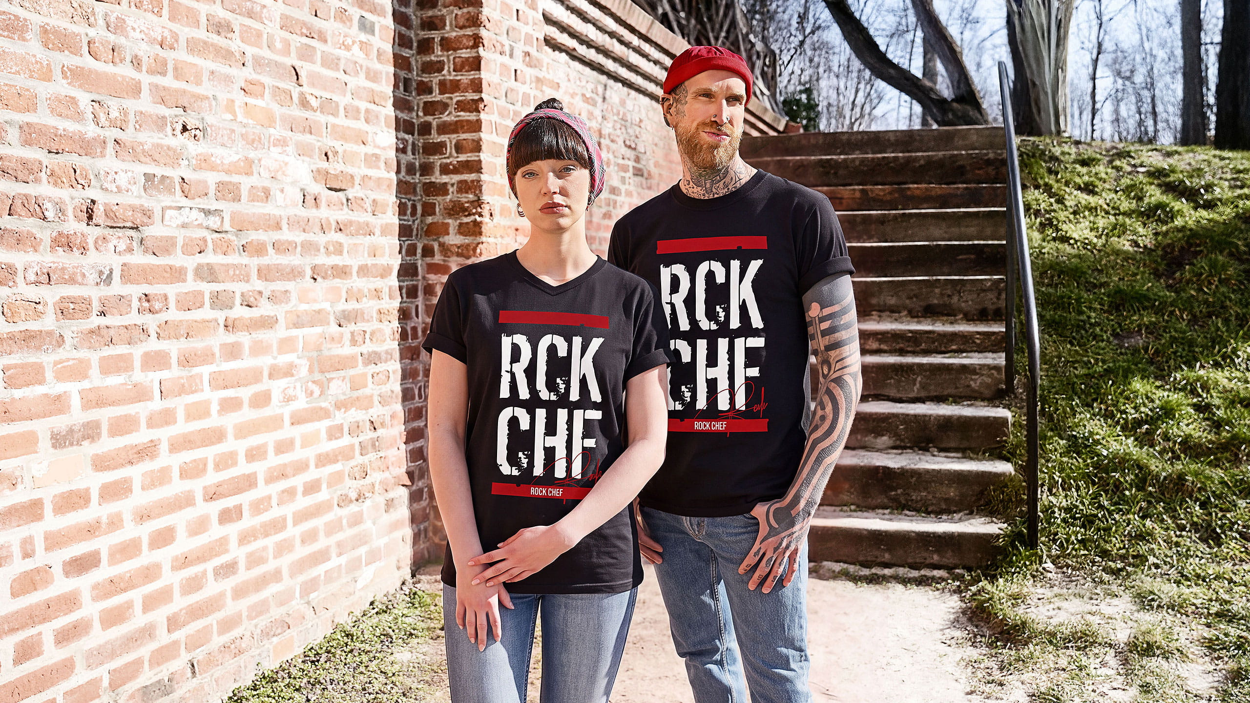 Köchinnen und Köche in Rock Chef® Merch-Shirts und Schürze in einer Profiküche