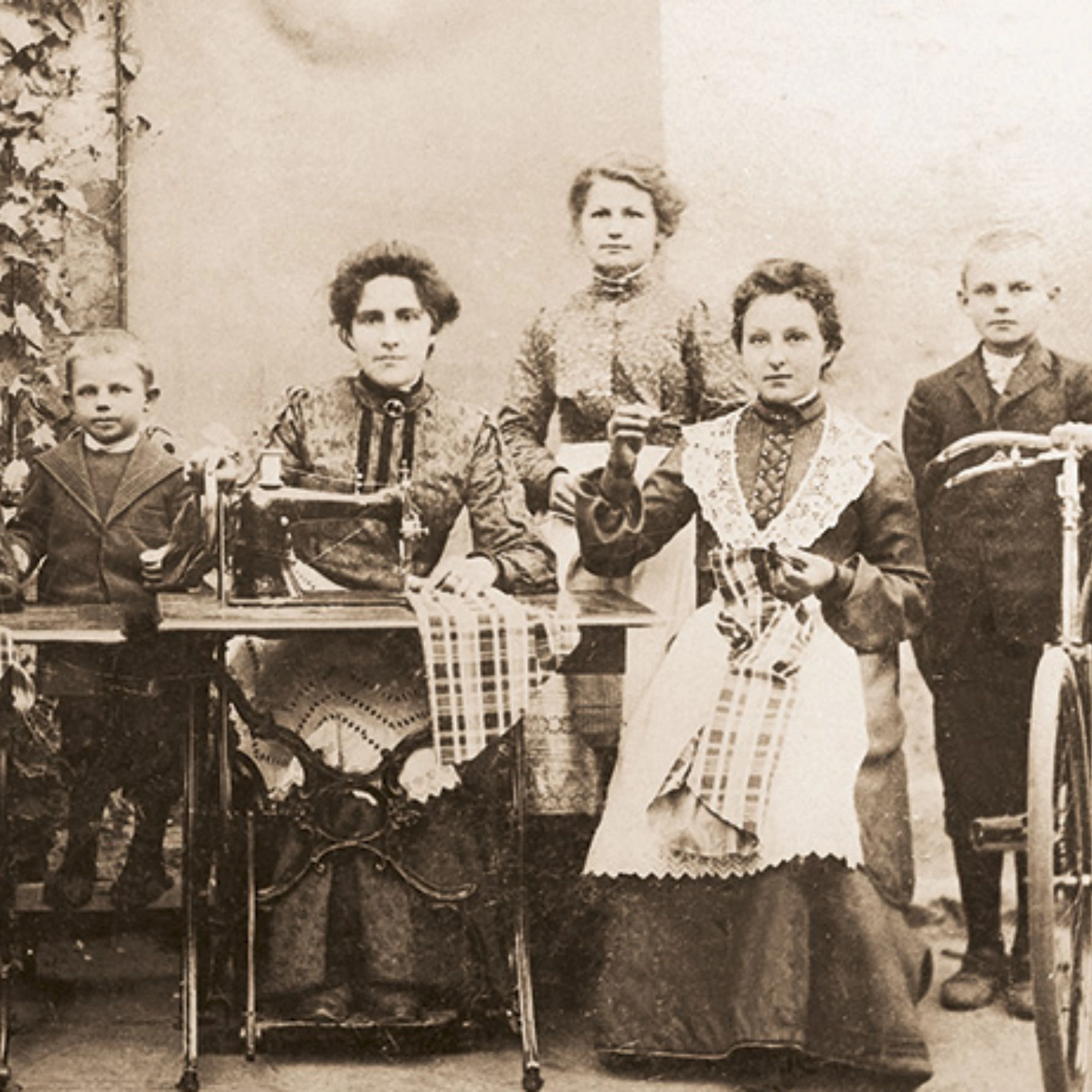 Original Bild Karlowsky von 1892 im Hochformat Original Foto Karlowsky mit Schneiderinnen von 1892.