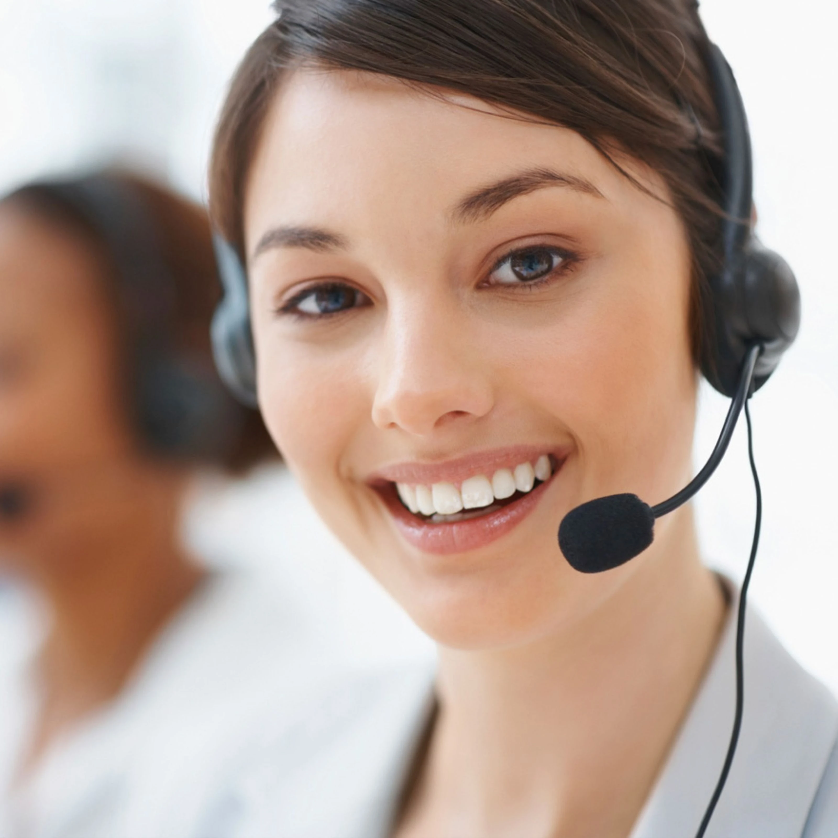 Call Center Frau Hochformat Frau mit Headeset lächelt in Kamera. Gesicht, Kopf, Person, Lächeln, Frau