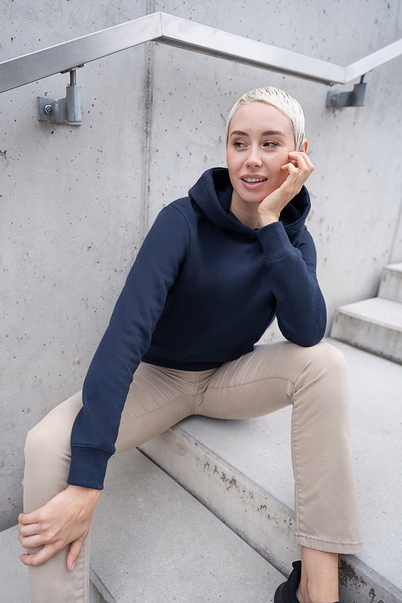 Hoodie, Navy, Hose, Beige Hose, Casual, Hoodie, Navy, Sweatshirt, Beige pants, Casual outfit, Hoodie, Kapuzensweatshirt, Marineblau, Strickstoff, Beige Hose, Hoodie, Navy, Sweatshirt, Beige pants, Casual outfit