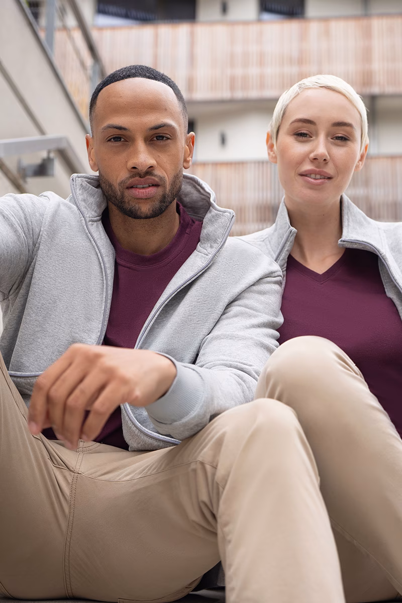 Zip Hoodie, Grauer Hoodie, Beige Hosen, Bordeaux Hemden?, jacke, grau, mutige farbe, zugabe, pants beige, Jacke, Hoodie, Grau, Beige, Zwei Personen