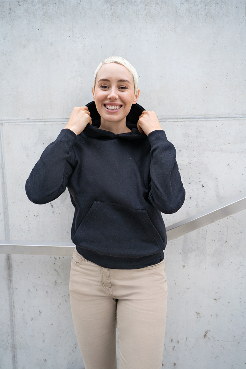 Gesicht, Glücklich, Kopf, Person, Lächeln, Gesicht, Glücklich, Kopf, Person, Lächeln, Gesicht, Glücklich, Kopf, Person, Lächeln, Hoodie, Kapuzenpullover, Schwarz, Fronttasche, Beige Hose, Hoodie, Pullover, Kapuze, Schwarz, Kangaroo-Tasche