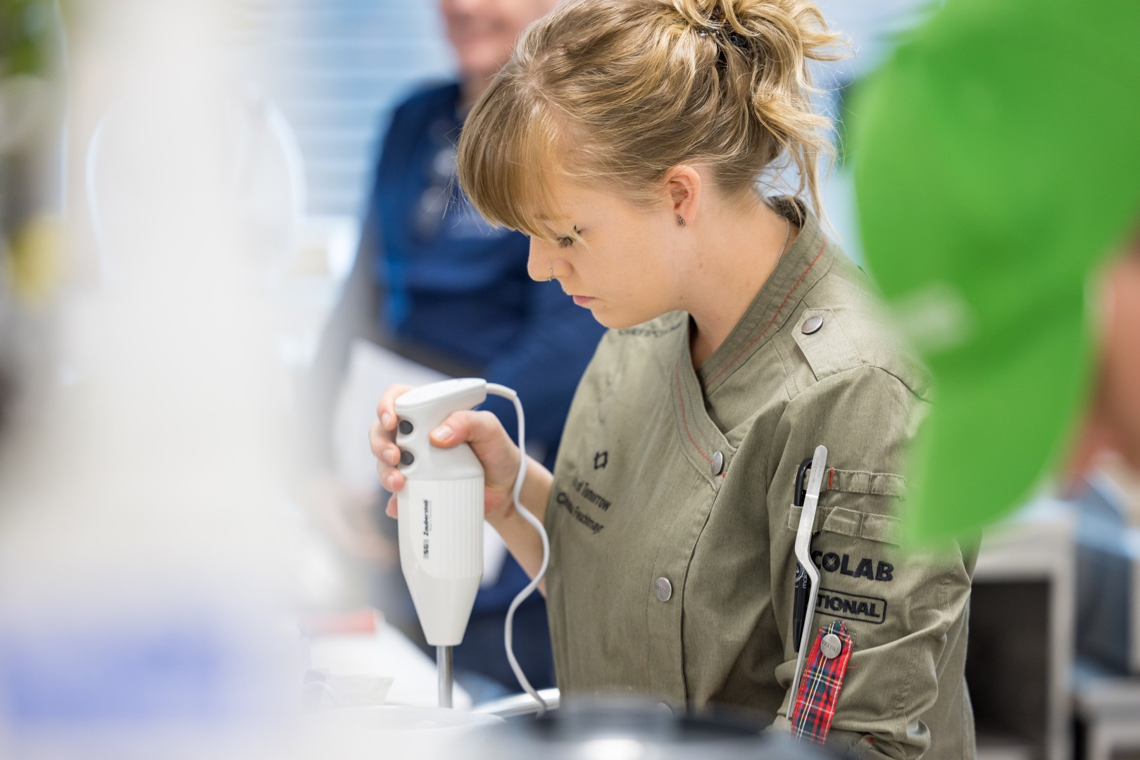 Handmixer, Küchengerät, weiße Vorrichtung, beige Uniform, Taschenwerkzeug