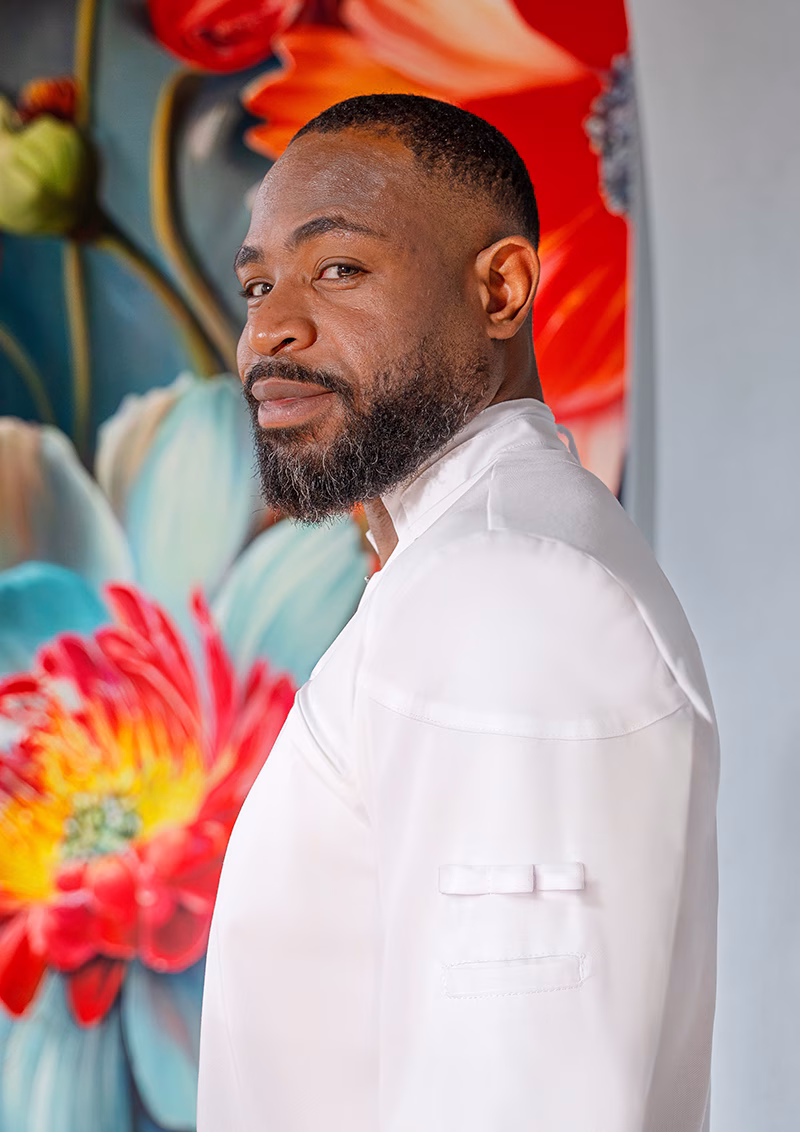 weißes Shirt, langärmlig, Taschen-Detail, Bart, Männerporträt