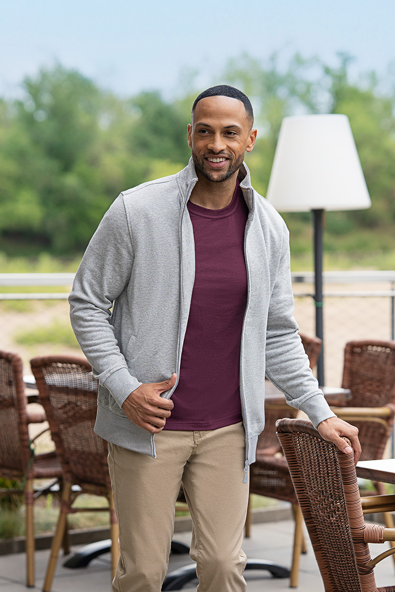 Pulli, Erwachsener, Männlich, Mann, Person, Pulli, Erwachsener, Männlich, Mann, Person, Pulli, Erwachsener, Männlich, Mann, Person, Reißverschlussjacke, graue Jacke, maronfarbenes Oberteil, casualwear, beige Hose