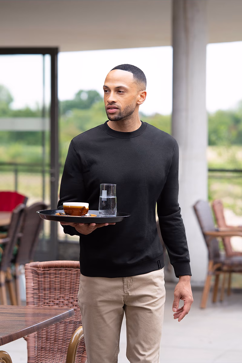 Schwarz Pullover, Rundhalsshirt, Langarm, Beige Hose, Tafelservice mit Glas