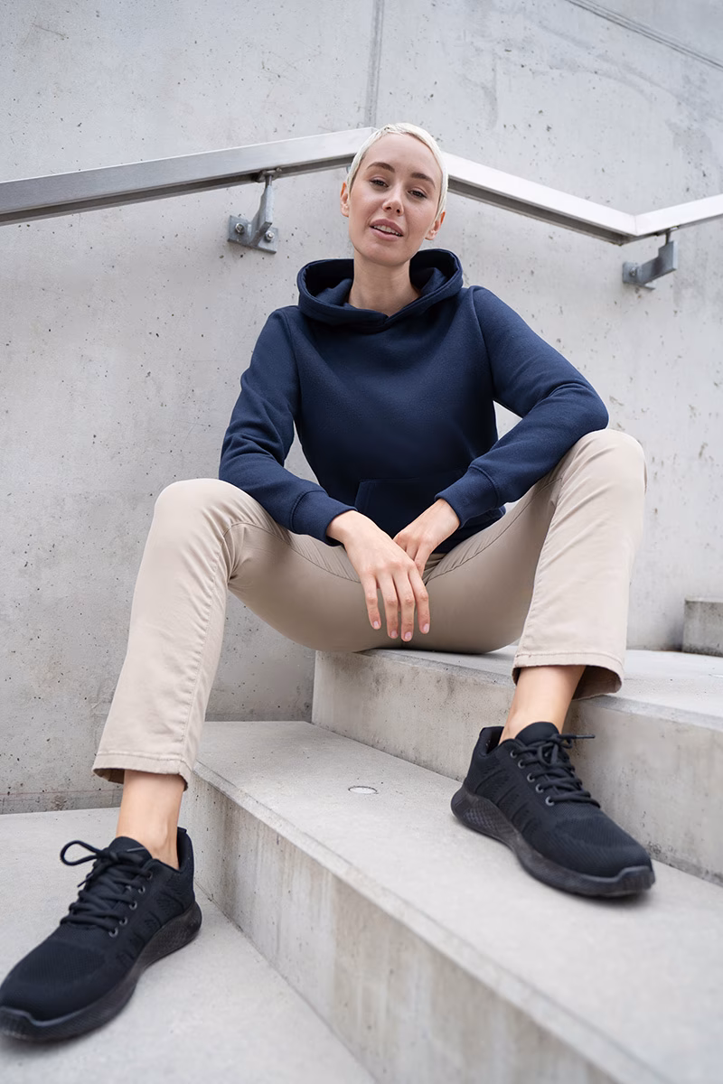 Hoodie, Navy blue, Pullover, Beige pants, Sneaker shoes, Hoodie, Navy blue, Kapuzenpullover, Beige Hose, Sneaker, Hoodie, Navy, Pullover, Beige pants, Sneakers, Hoodie, Navy, Pullover, Beige pants, Sneaker