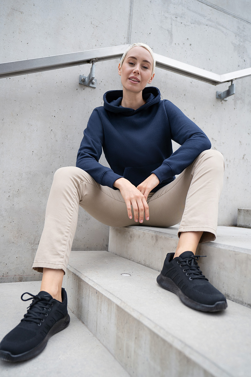 Hoodie, Navy blue, Pullover, Beige pants, Sneaker shoes, Hoodie, Navy blue, Kapuzenpullover, Beige Hose, Sneaker, Hoodie, Navy, Pullover, Beige pants, Sneakers, Hoodie, Navy, Pullover, Beige pants, Sneaker