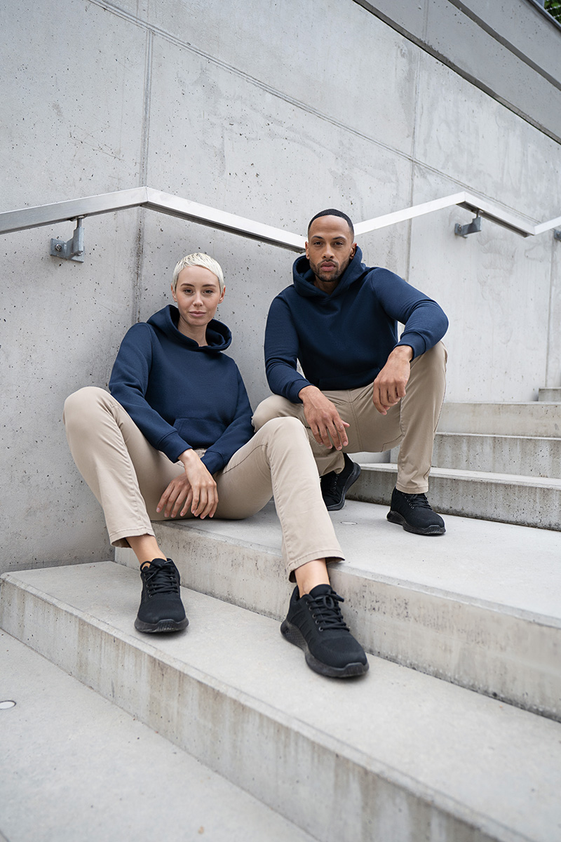 Hoodie, Hose, Sneaker, Bequem, Beige, Hoodie, Sweatshirt, Beige pants, Dunkelblau, Casualoutfit,  Hoodies,  Jeans?,  Sneaker,  Beigе pants,  Navy hoodie, Hoodie, Sweatshirt, Beige pants, Sneakers, Atomic blue