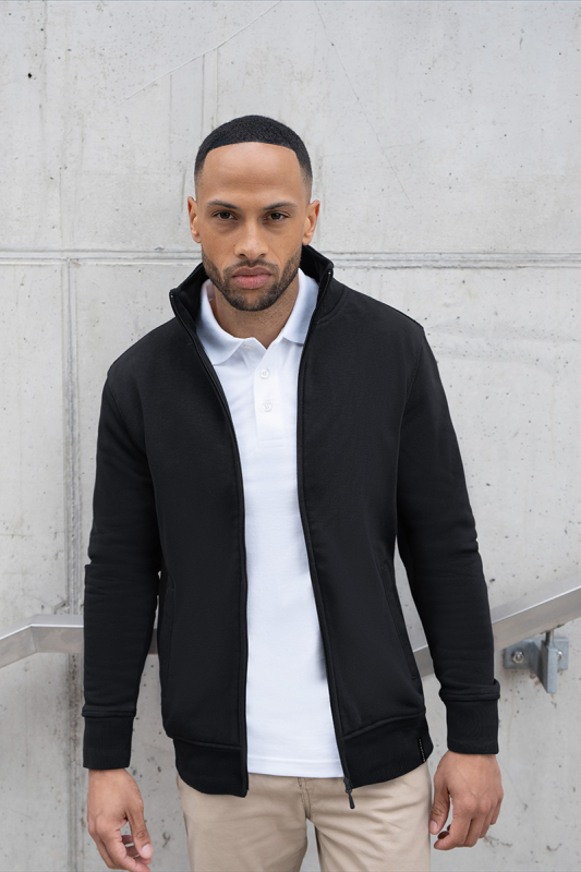 KARLOWSKY Herren Sweatjacke Soft-Face – schwarz (Am Modell)