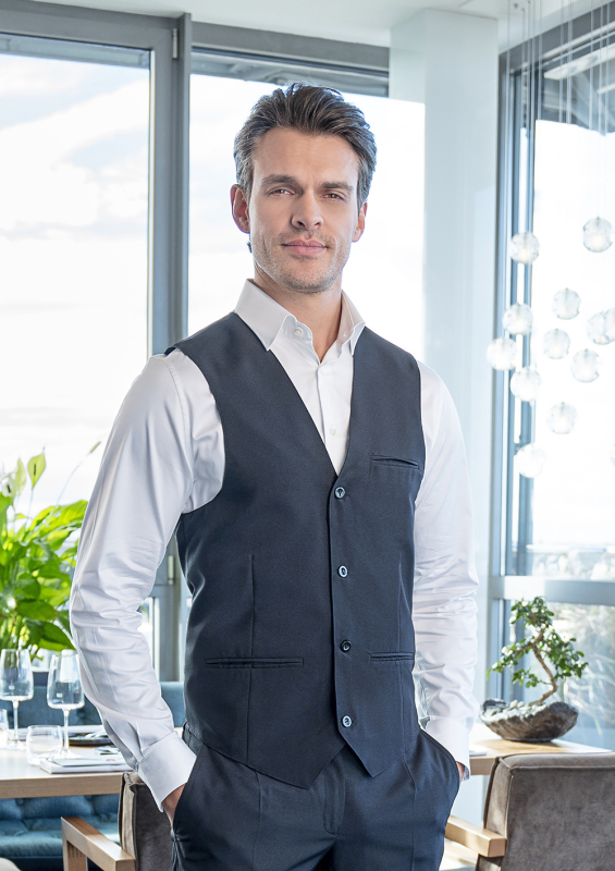 KARLOWSKY Herrenweste Basic – schwarz (Am Modell)
