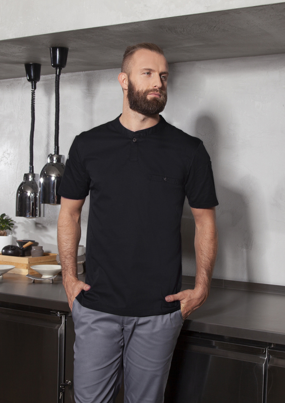 KARLOWSKY Kurzarm Herren-Arbeitsshirt Performance – schwarz (Am Modell)