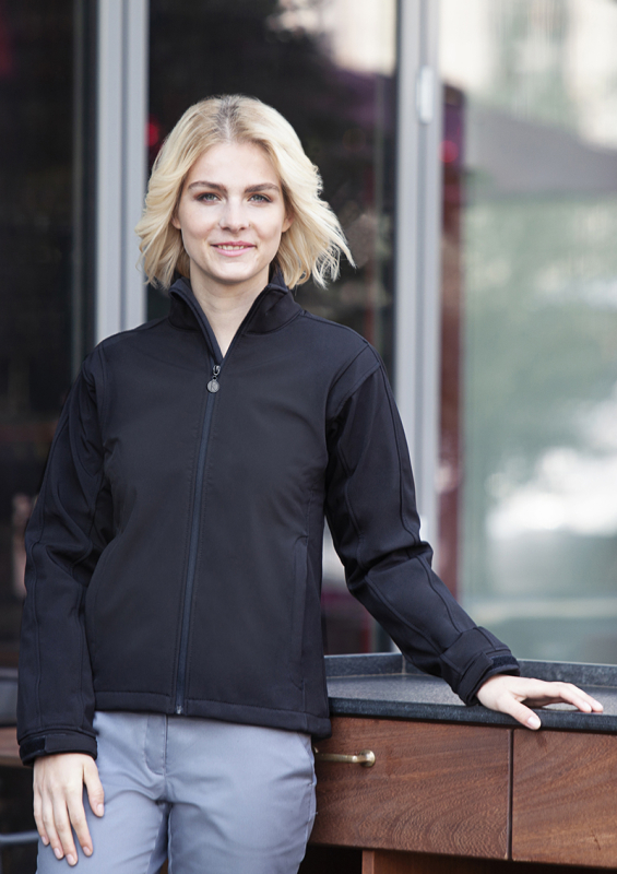 KARLOWSKY Damen Softshelljacke Classic – schwarz (Am Modell)