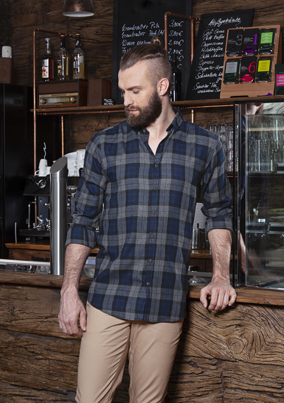 KARLOWSKY Langarm Herren-Karohemd Urban-Style – marine (Am Modell)