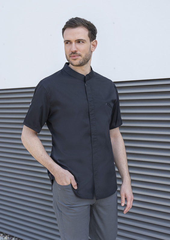 KARLOWSKY Kurzarm Herren-Kochjacke Modern-Touch – schwarz (Am Modell)