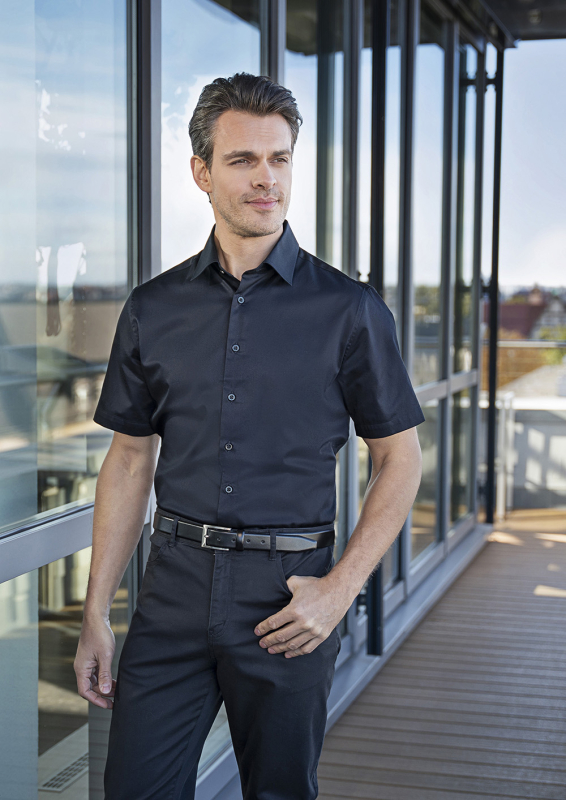 KARLOWSKY Kurzarm Servicehemd Active-Stretch Herren, leicht tailliert – schwarz (Am Modell)