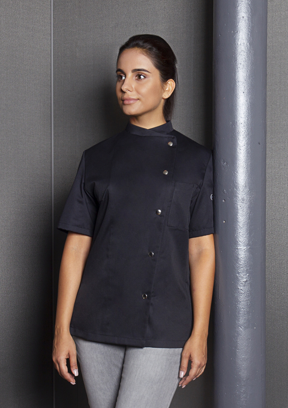 KARLOWSKY Kurzarm Damen-Kochjacke Greta – schwarz (Am Modell)