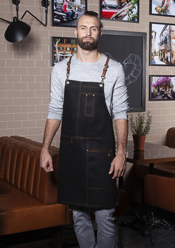 KARLOWSKY Latzschürze Urban X-Style – schwarz (Am Modell)