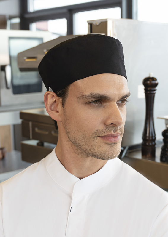 KARLOWSKY Kochmütze Beanie – schwarz (Am Modell)