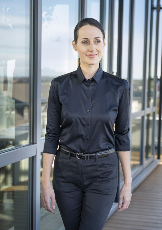 KARLOWSKY 3/4-Arm Damenbluse Active-Stretch, leicht tailliert – schwarz (Am Modell)