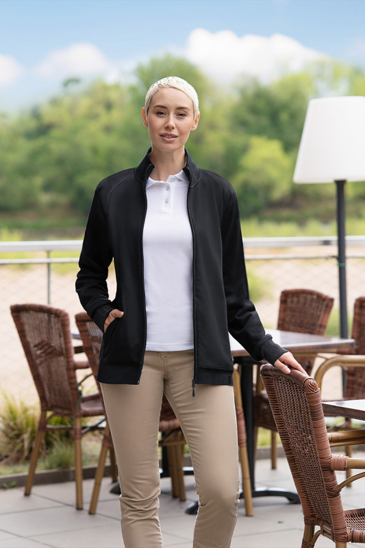 KARLOWSKY Damen Sweatjacke Soft-Face – schwarz (Am Modell)