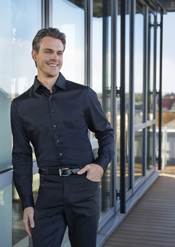 KARLOWSKY Langarm Servicehemd Active-Stretch Herren, Slim Fit – schwarz (Am Modell)